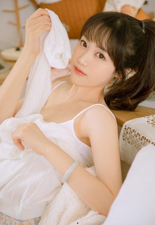 吊带美女图片,展现女性魅力无限